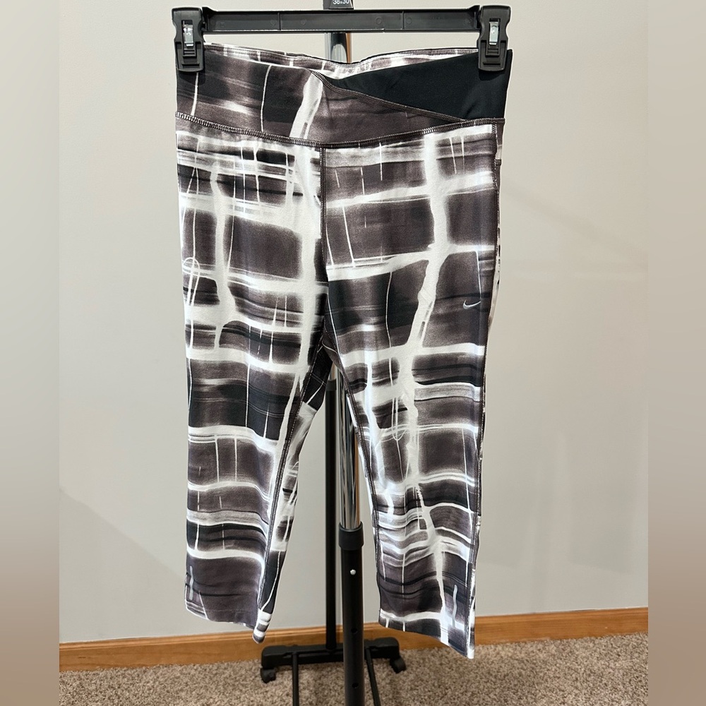 Nike Drifit women’s Capri tights